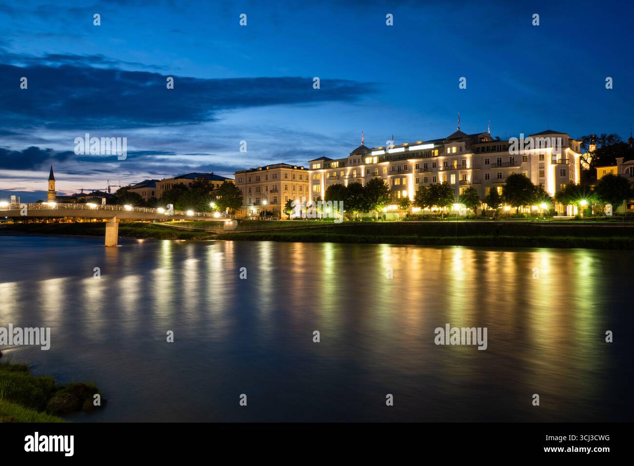 Nachtansicht auf das berühmte Hotel an der Uferpromenade von Salzburg Stockfoto