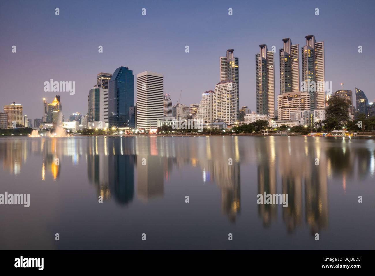 Bangkok Wolkenkratzer und See im Benchakitti (Benjakitti) Park Stockfoto