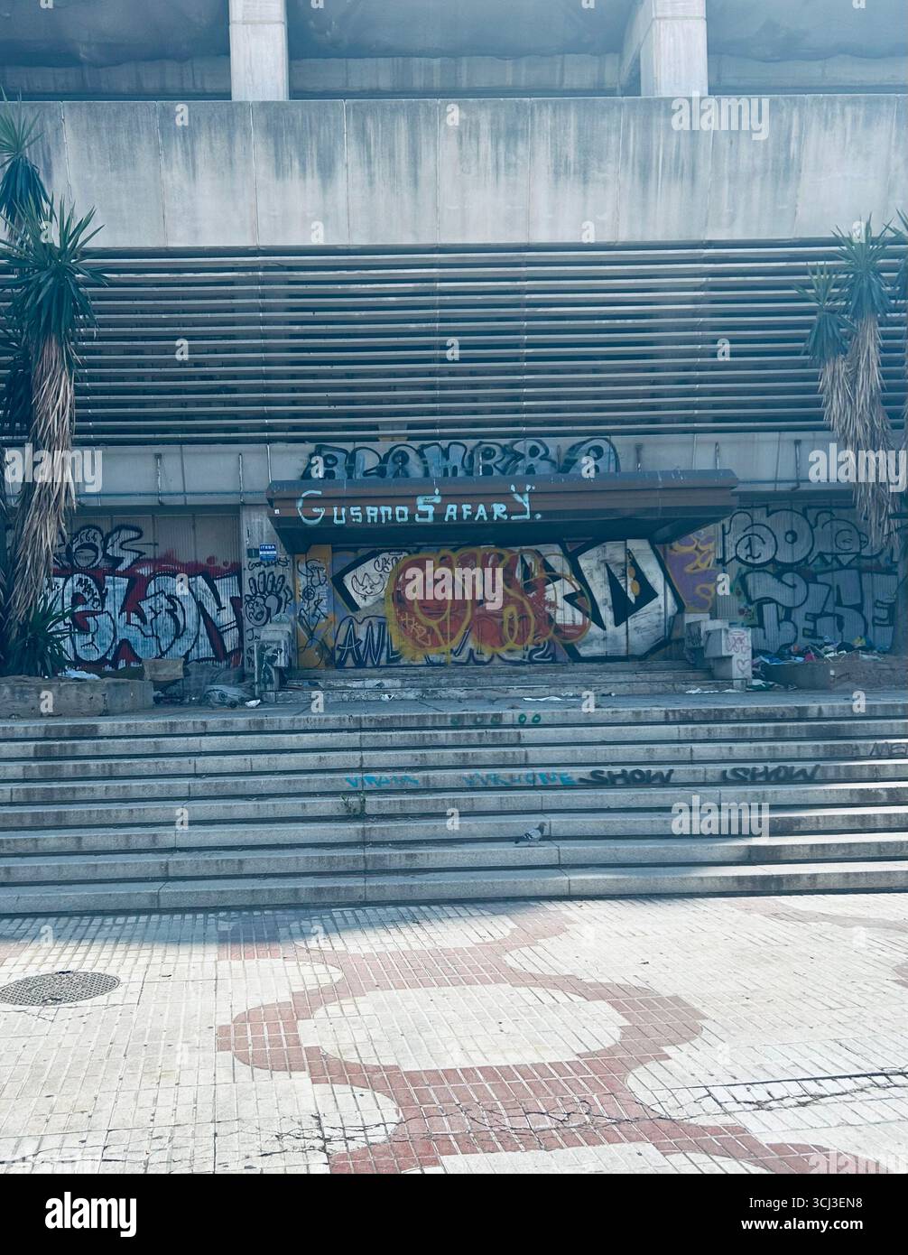 Urbaner Verfall in der Stadt, Perchel Sur, Malaga, Spanien - Smartphone-aufgenommenes Stockfoto