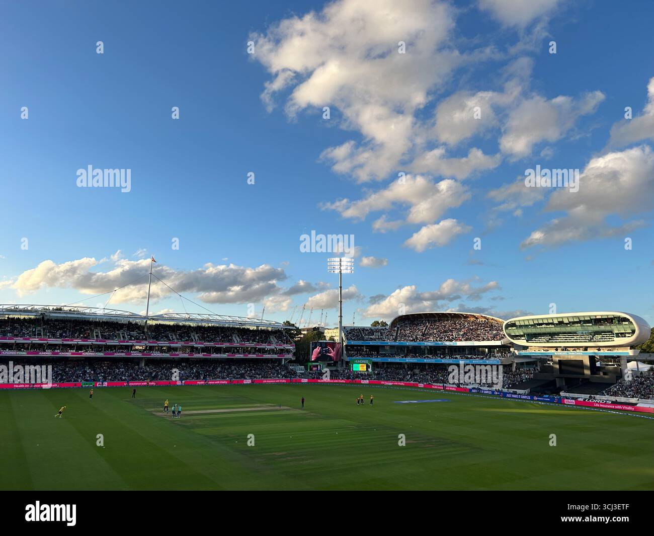 Das Hundred Cricket Finale wurde auf dem Lords Cricket Ground, St Johns Wood, London, Großbritannien, ausgetragen - Smartphone-aufgenommenes Stockfoto