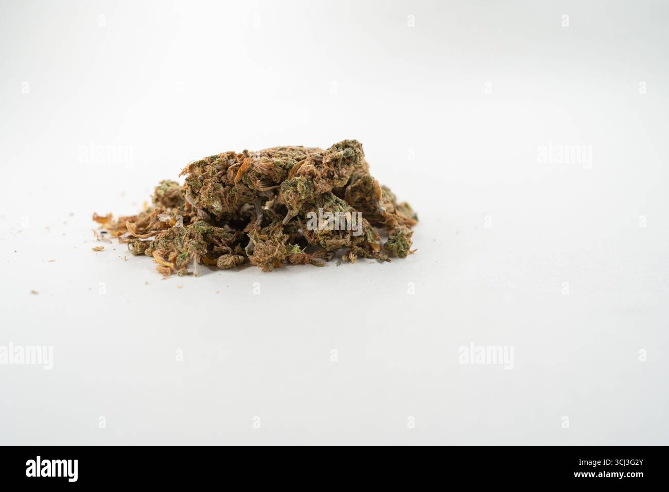Der Stapel getrockneten Cannabis liegt auf einem sauberen weißen Hintergrund und zeigt seine komplizierten Details und natürlichen Farben. Selektiver Fokus Stockfoto
