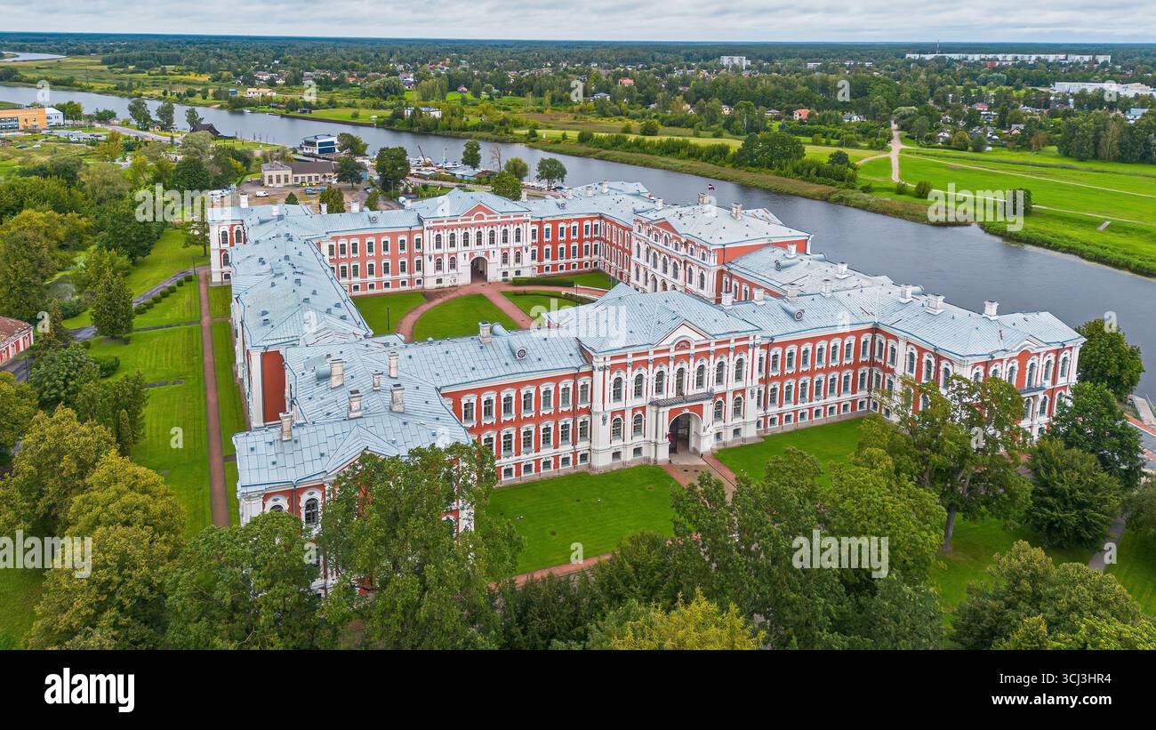 Blick aus der Vogelperspektive auf den Jelgava-Palast, den größten Barockpalast im Baltikum am Ufer des Flusses Lielupe in Lettland Stockfoto