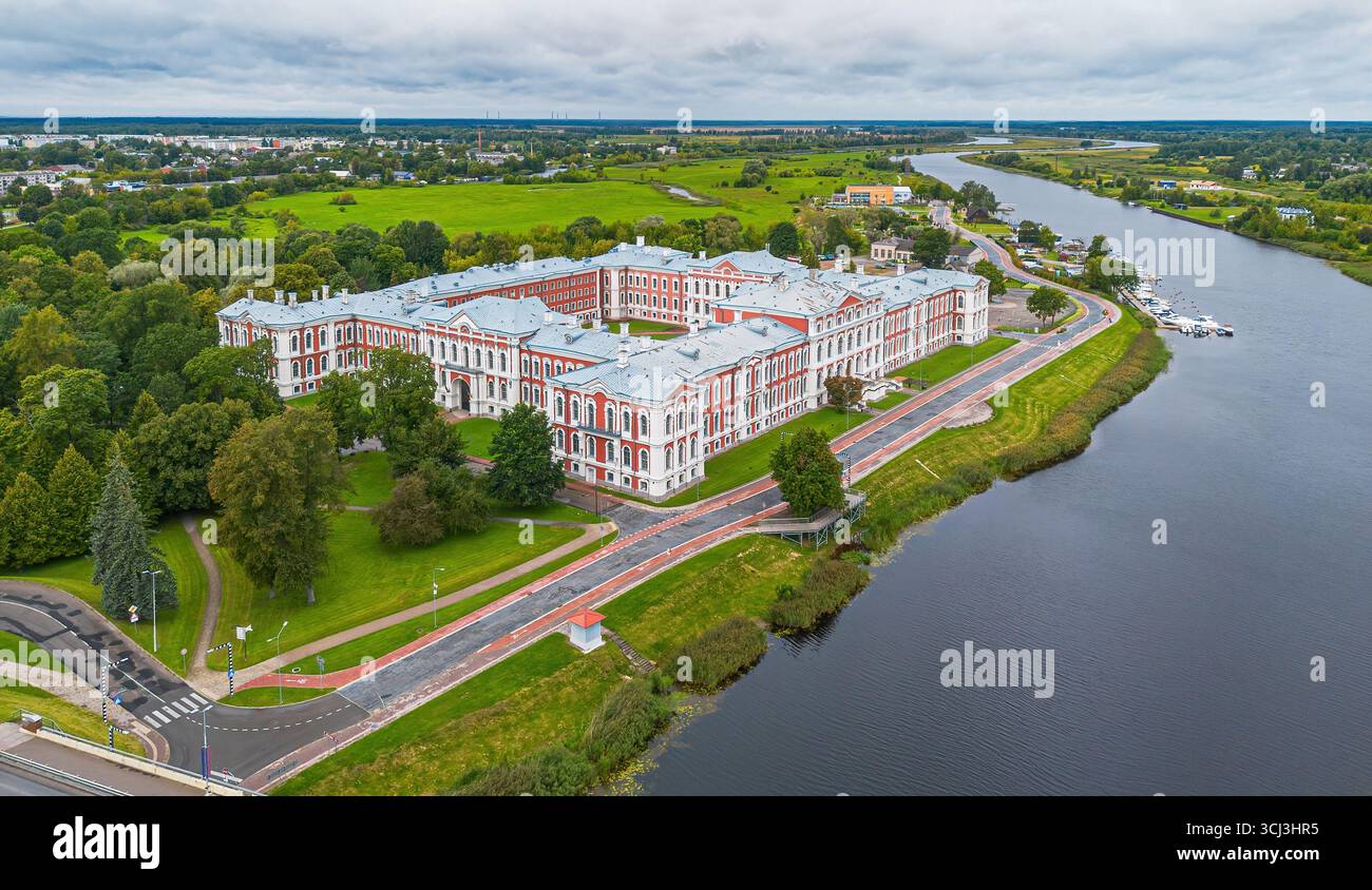 Blick aus der Vogelperspektive auf den Jelgava-Palast, den größten Barockpalast im Baltikum am Ufer des Flusses Lielupe in Lettland Stockfoto