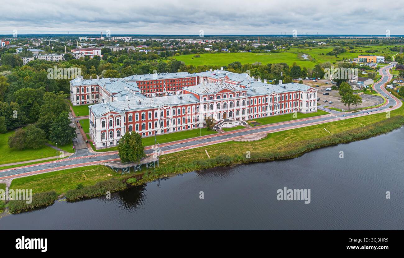 Blick aus der Vogelperspektive auf den Jelgava-Palast, den größten Barockpalast im Baltikum am Ufer des Flusses Lielupe in Lettland Stockfoto