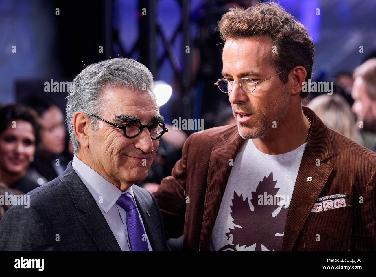 Eugene Levy, left, and Ryan Reynolds attend the premiere of "John Candy: I Like Me" during the Toronto International Film Festival on Thursday, Sept. 4, 2025, at Roy Thomson Hall in Toronto. (AP Photo/Chris Pizzello) Stockfoto