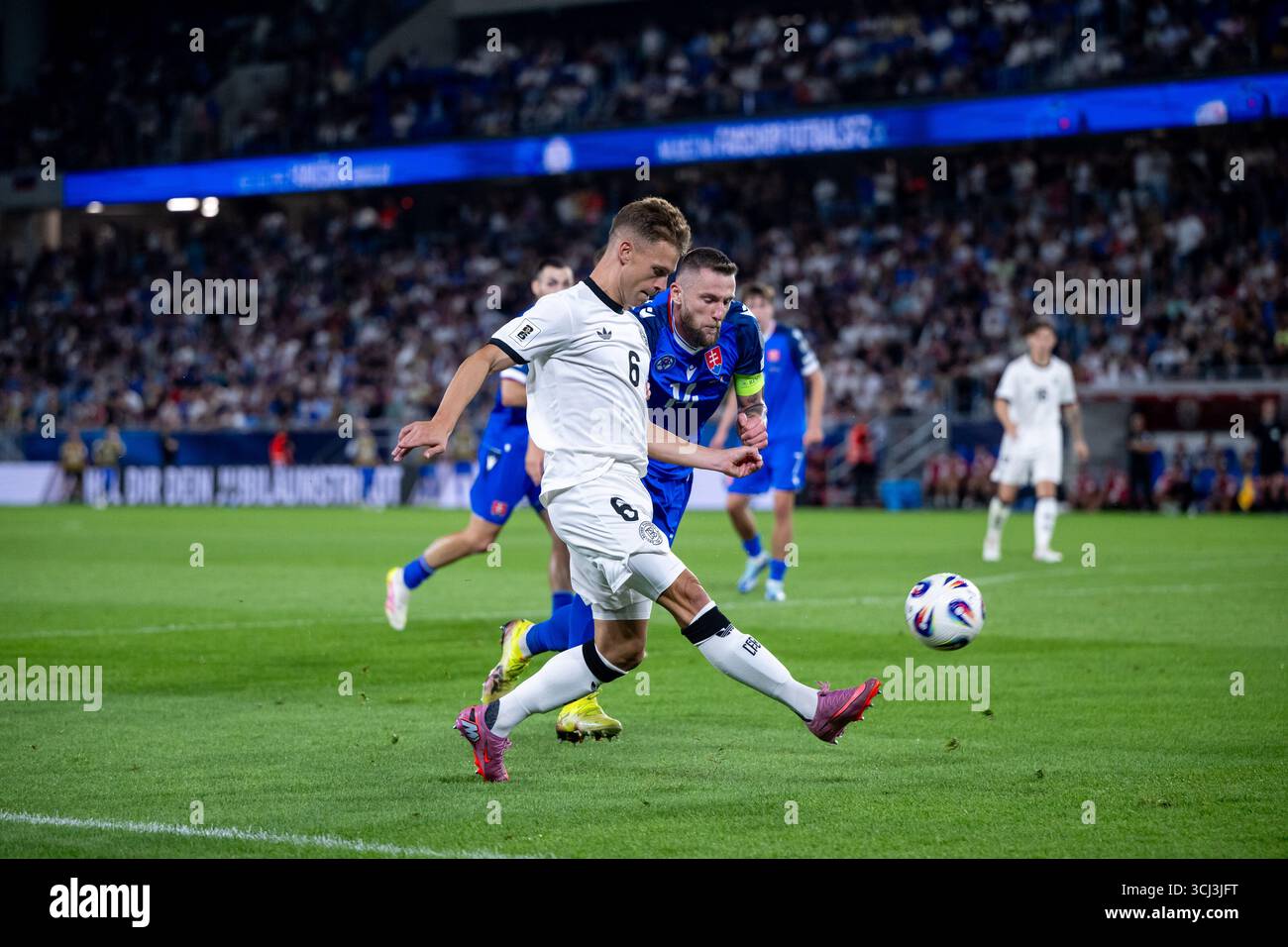 Bratislava, Slowakei. September 2025. Joshua Kimmich (Deutschland, #06) im Zweikampf mit Milan Skriniar (Slowakei, #14), SVK, Slowakei vs Deutschland, Fussball, UEFA-Qualifikation für Europa, 1. Spieltag, Spielzeit 2025/2026, 04.09.2025 Foto: Eibner-Pressefoto/Michael Memmler Credit: dpa/Alamy Live News Stockfoto
