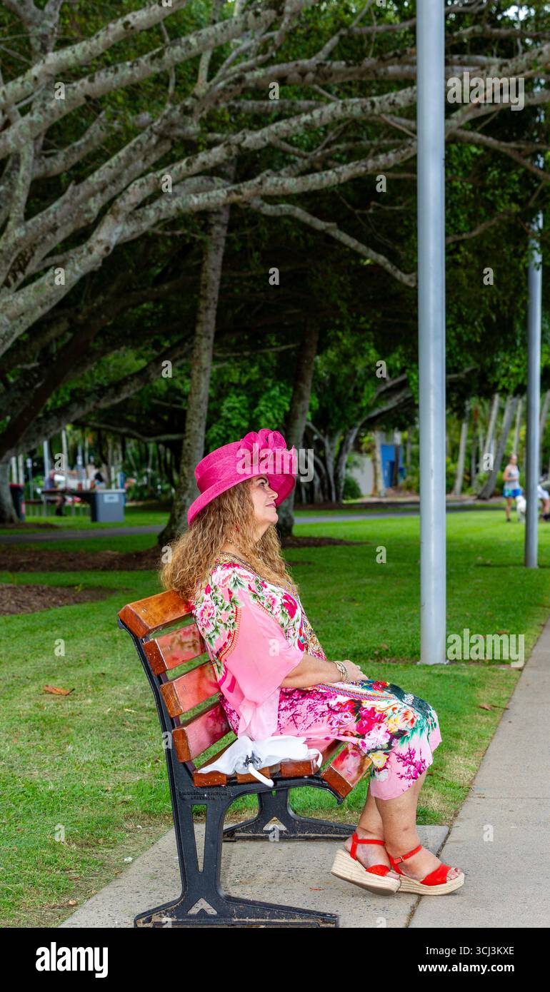 Lady bewundert untergehende Sonne aus Park Bank Farbe volles Kleid langes lockiges braunes Haar 50 und Modelle reifer Modelle, die australien australien modellieren Stockfoto