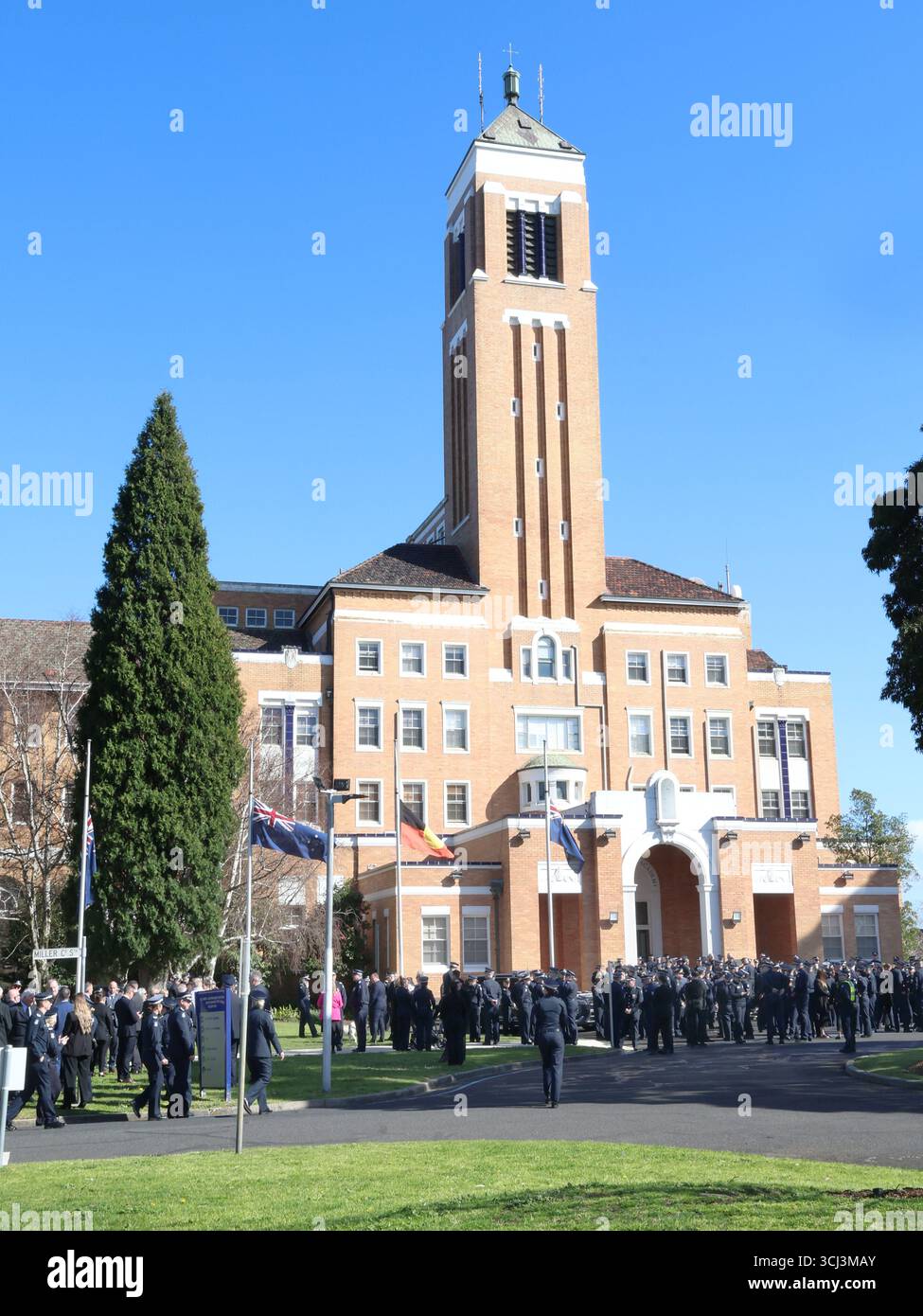 Melbourne, Australien. September 2025. Polizeimitglieder und Trauer kommen am Freitag, den 5. September 2025 in Melbourne zur Beerdigung des Polizeibeamten Victoria, Senior Constable Vadim de Waart. Senior Constable Vadim de Waart wird bei einer privaten Zeremonie in der Victoria Police Academy in Glen Waverley mit voller Polizeiehrung verabschiedet. (AAP Image/David Crosling) KEINE ARCHIVIERUNG Credit: Australian Associated Press/Alamy Live News Stockfoto