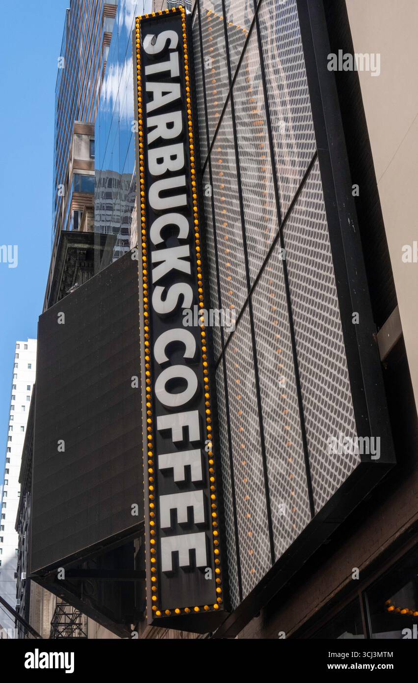Großes Schild für Starbucks Coffee auf der W. 45th St. am Times Square, 2025, New York City, USA Stockfoto
