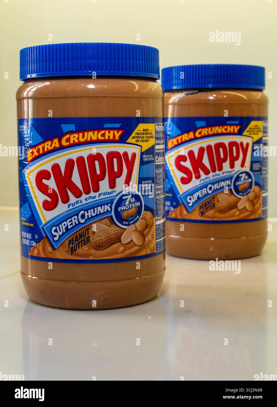 Stillleben von zwei Gläsern Skippy Erdnussbutter, 2025 USA Stockfoto