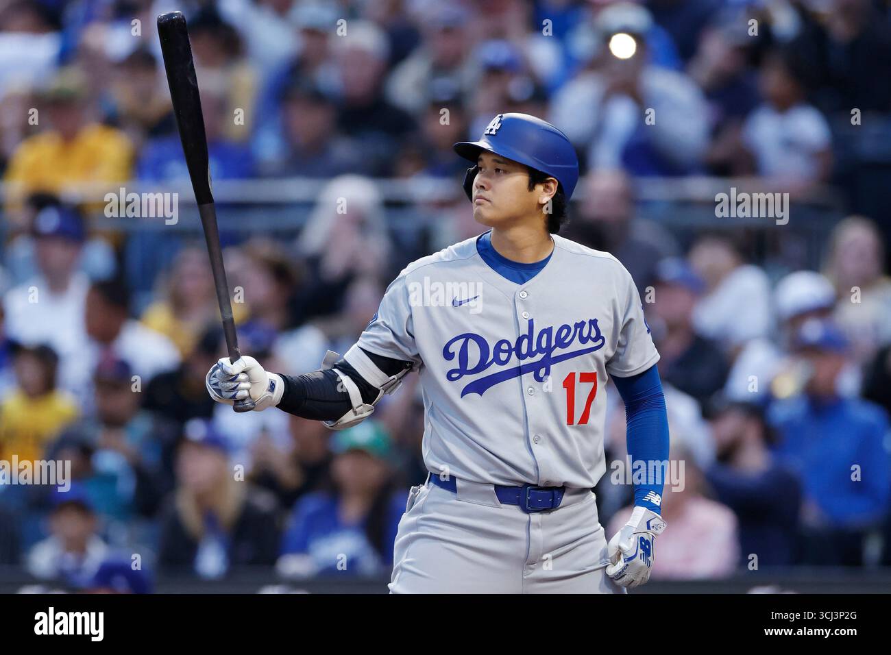 PITTSBURGH, PA - SEPTEMBER 04: Shohei Ohtani #17 of the Los Angeles Dodgers looks on in between pitches in the third inning during an MLB game against the Pittsburgh Pirates on September 04, 2025 at PNC Park in Pittsburgh, Pennsylvania. (Photo by Joe Robbins/Icon Sportswire) (Icon Sportswire via AP Images) Stockfoto