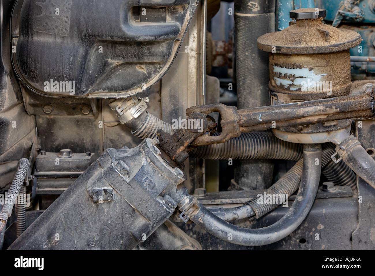 Lenkwelle und Getriebe bei großen Lkw. Reparatur-, Wartungs- und Servicekonzept für Kfz- und Sattelfahrzeuge Stockfoto