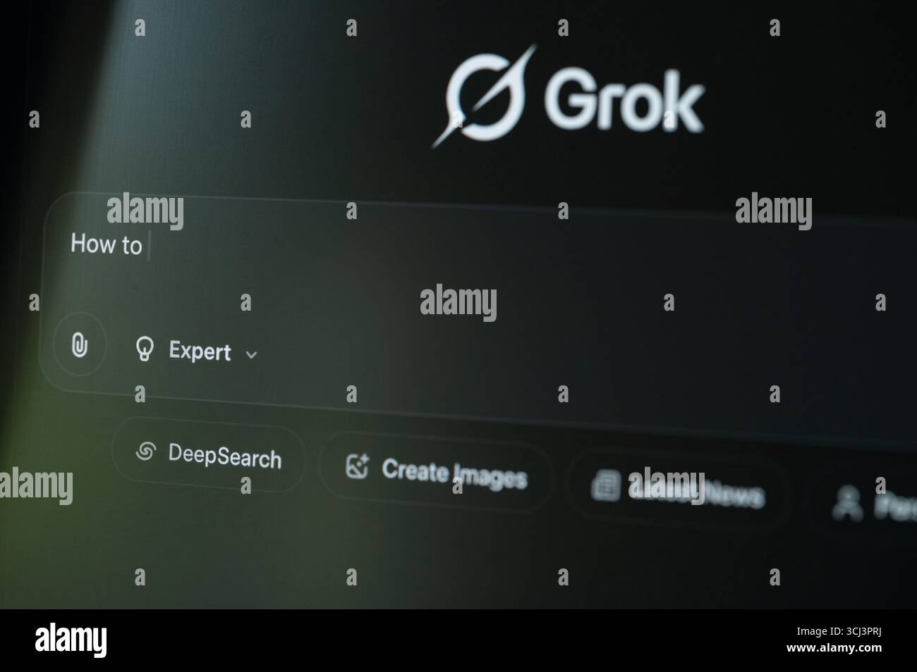 New York, USA - 22. August 2025: Frage, wie man Chatbot auf Computer-Hintergrund-Makroansicht macht Stockfoto