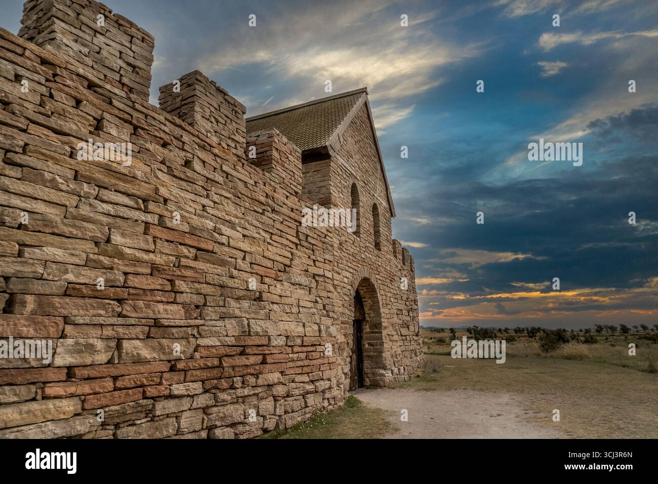 Eketorps prähistorische Steinmauern in Schweden, Torhaus mit dramatischem Himmel über der Ostsee Stockfoto