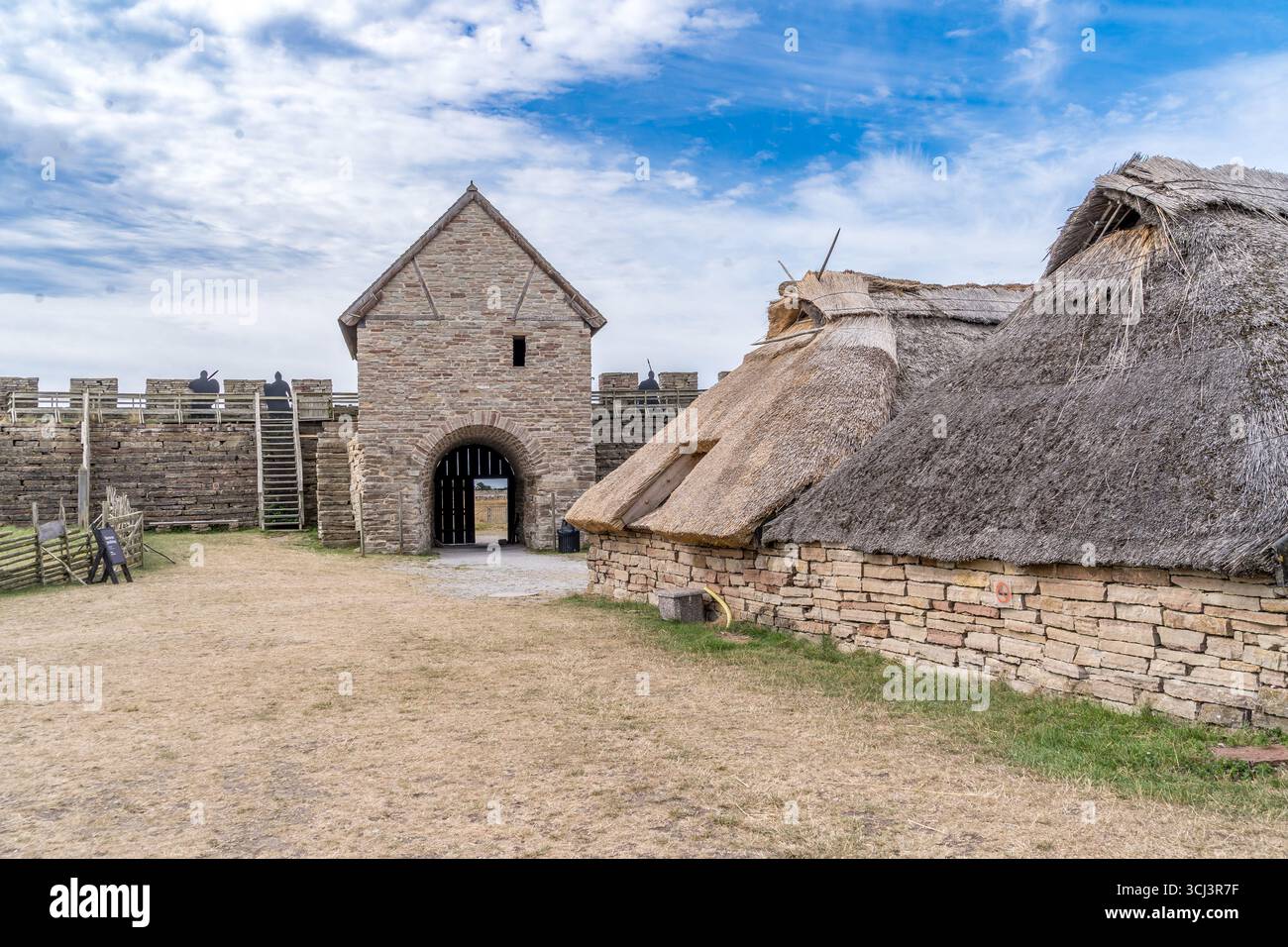 Eketorp: Eine Reise zurück ins Eisen- und Mittelalter auf der Insel Öland, Schweden. Steintor mit Heubedeckung Stockfoto