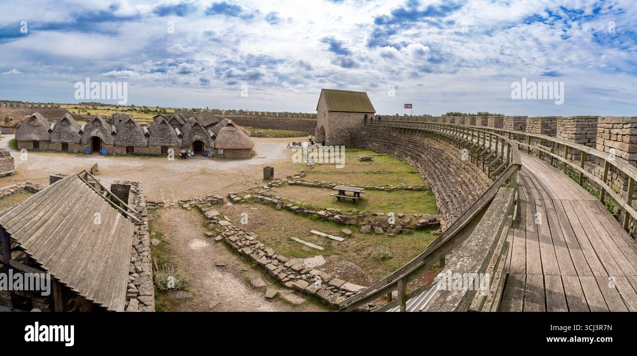 Erkunden Sie Eketorp: Ein Panoramablick auf das Living Museum, das das Leben der Eisenzeit und des mittelalterlichen Lebens in Schweden nachbildet Stockfoto