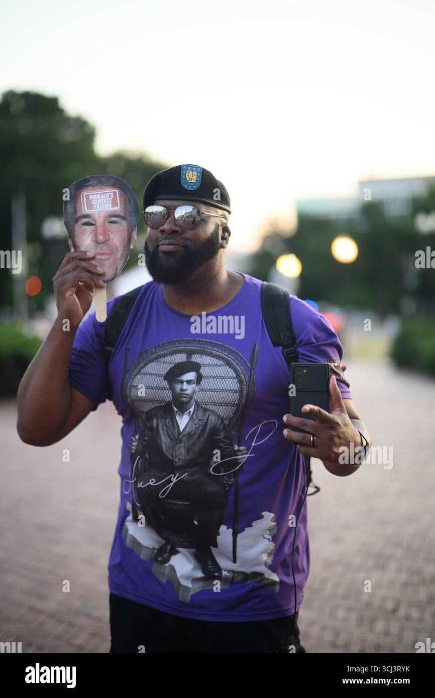 Ein Demonstrant hält eine Maske von Jeffrey Epstein auf der Columbus Plaza in Washington DC. Stockfoto