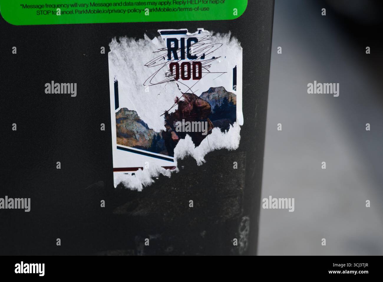 Ein beschmutzter Aufkleber von der weißen nationalistischen Gruppe Patriot Front in Washington DC, nur wenige Häuserblocks vom Weißen Haus entfernt. Stockfoto