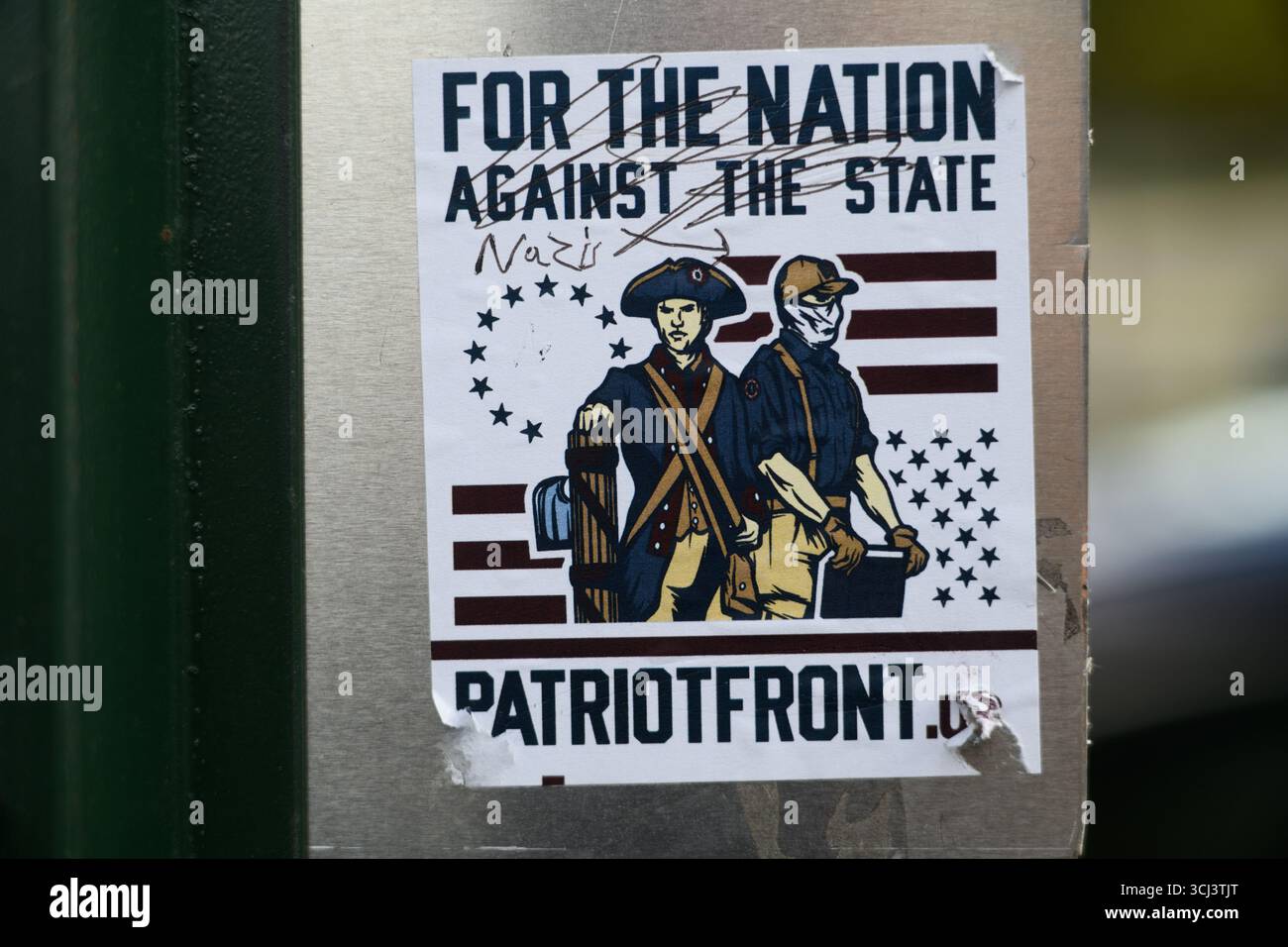 Ein beschmutzter Aufkleber von der weißen nationalistischen Gruppe Patriot Front in Washington DC, nur wenige Häuserblocks vom Weißen Haus entfernt. Stockfoto