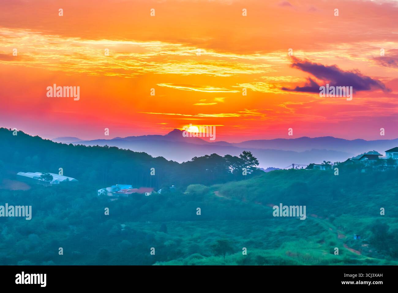 Fantastische Berglandschaft bei Sonnenaufgang, malerischer Blick auf Silhouetten der Bergkette, fantastischer farbenfroher Himmel mit Wolken und aufgehender Sonne, im Freien Stockfoto