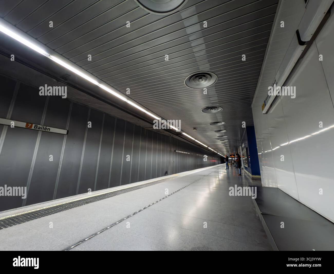 VALENCIA, SPANIEN - 15. APRIL 2025: Die Tiefwinkelperspektive des Bahnsteigs Metrovalencia Bailen zeigt ein leeres graues Metallinnere mit linearer Beleuchtung Stockfoto