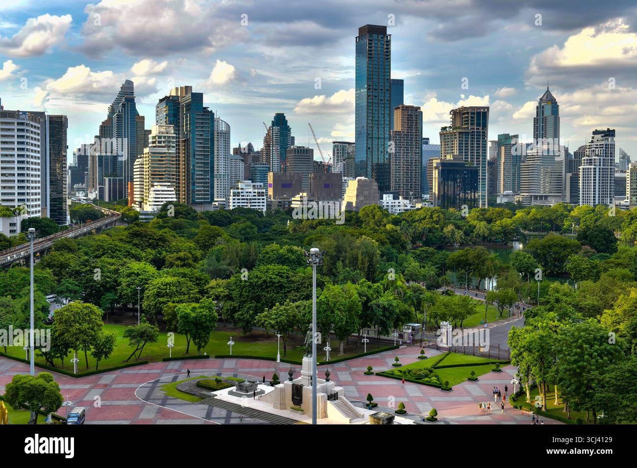 Skyline von Bangkok mit Lumpini Park von oben, Thailand. Stockfoto