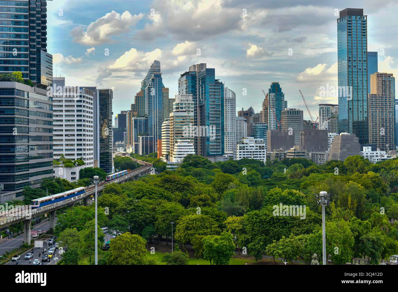 Skyline von Bangkok mit Lumpini Park von oben, Thailand. Stockfoto