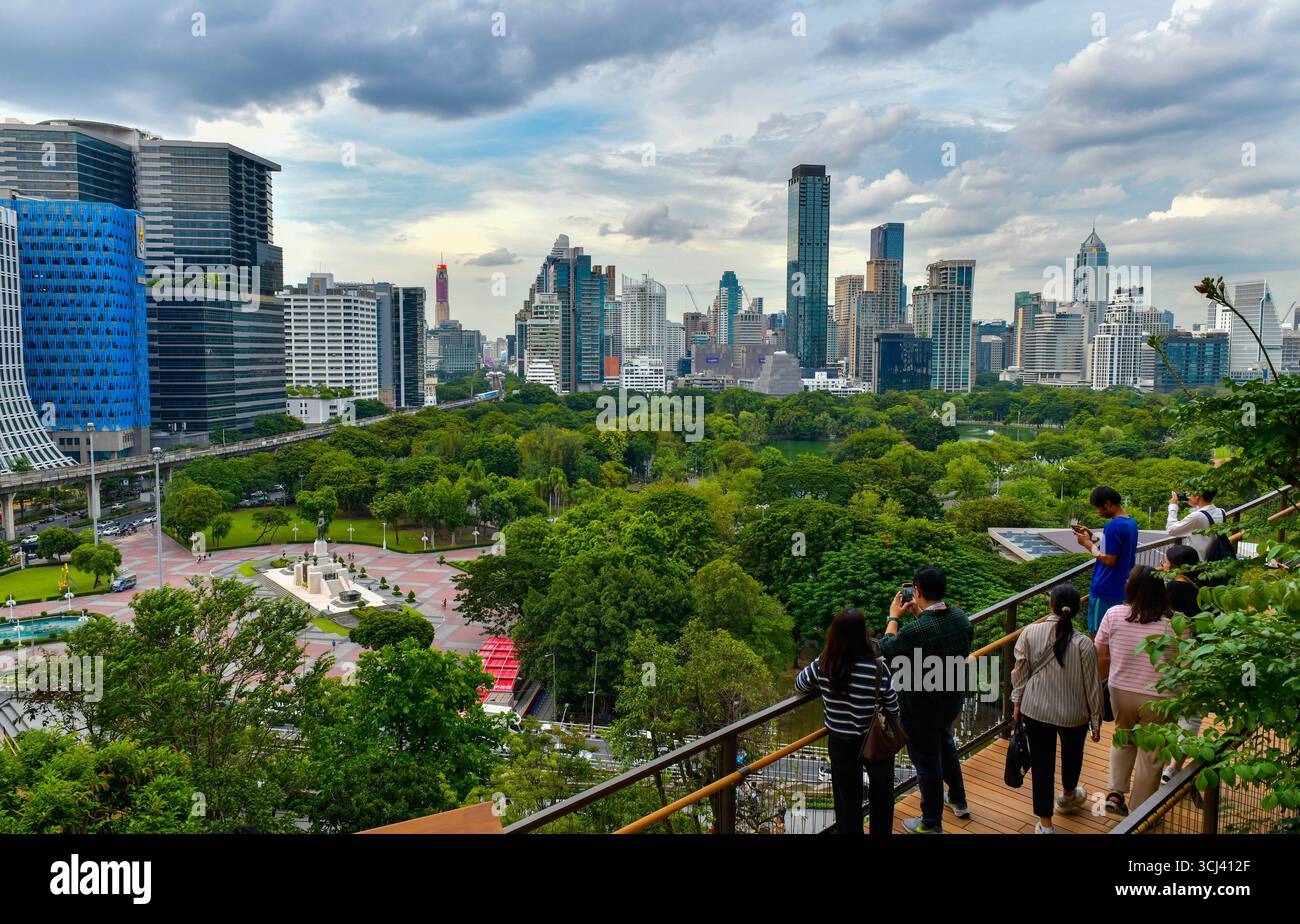 BANGKOK, THAILAND - 3. September ,2025 : Ein Aussichtspunkt zwischen Dusit Arun und Lumphini Parks, Dusit Central Park, dem größten Himmelsgarten Thailands. Stockfoto