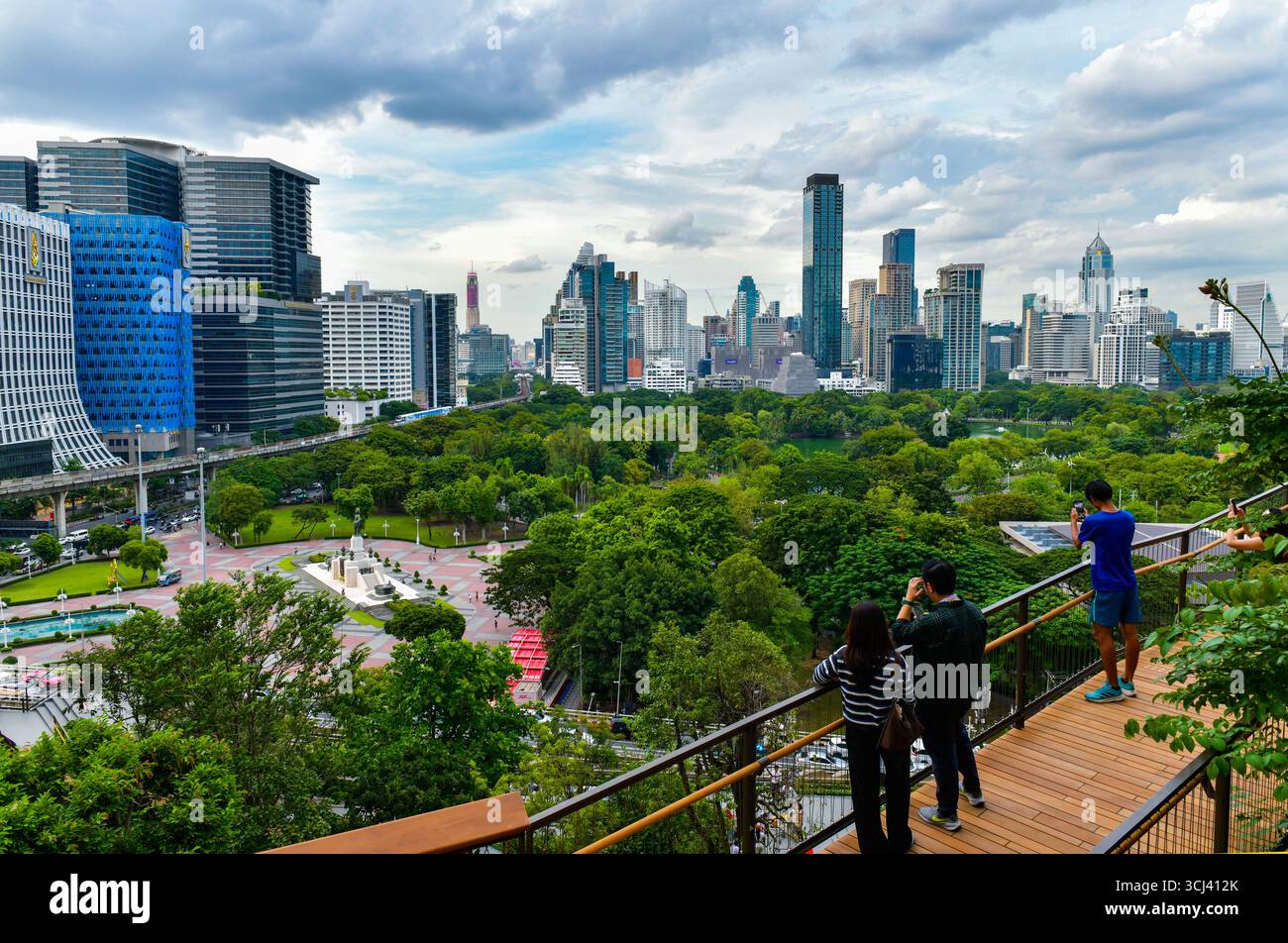 BANGKOK, THAILAND - 3. September ,2025 : Ein Aussichtspunkt zwischen Dusit Arun und Lumphini Parks, Dusit Central Park, dem größten Himmelsgarten Thailands. Stockfoto