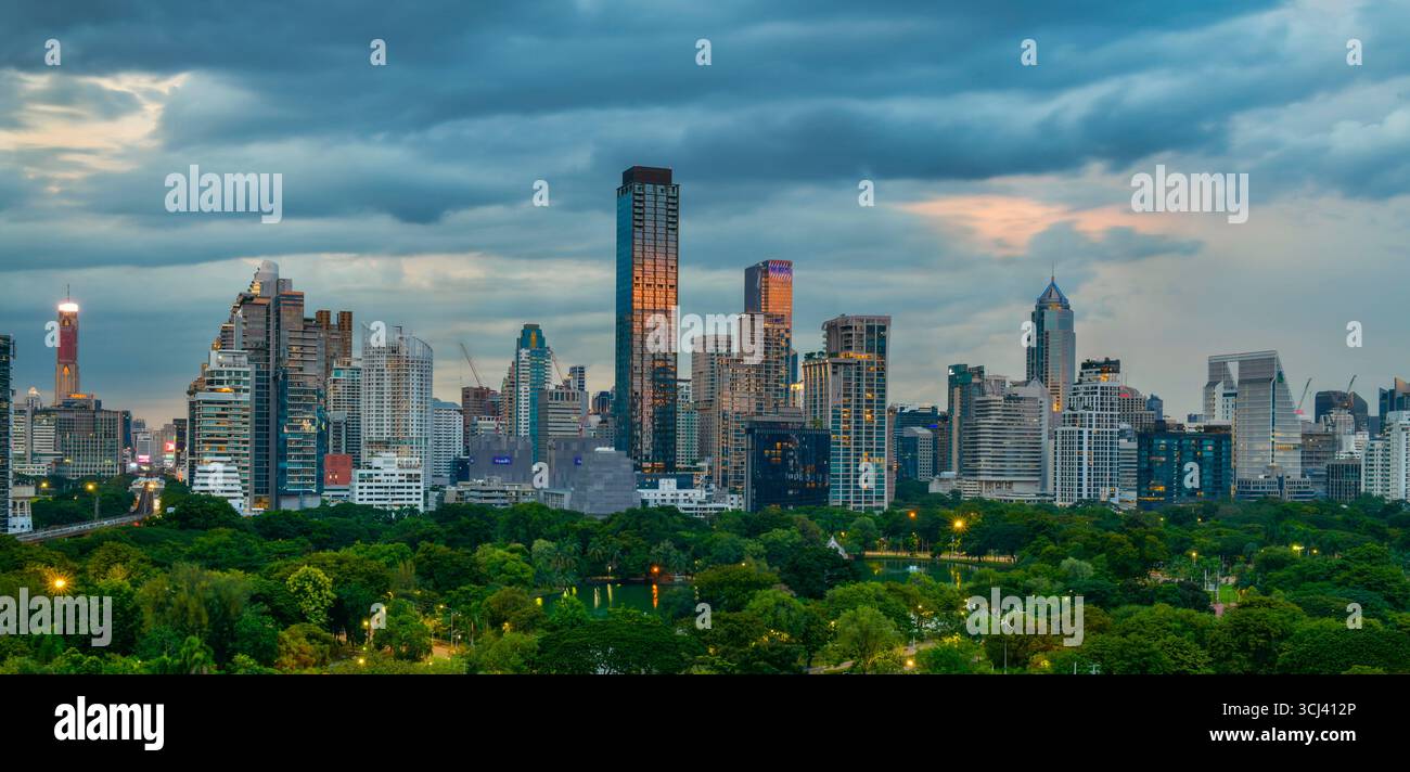 Skyline von Bangkok mit Lumpini Park von oben, Thailand. Stockfoto