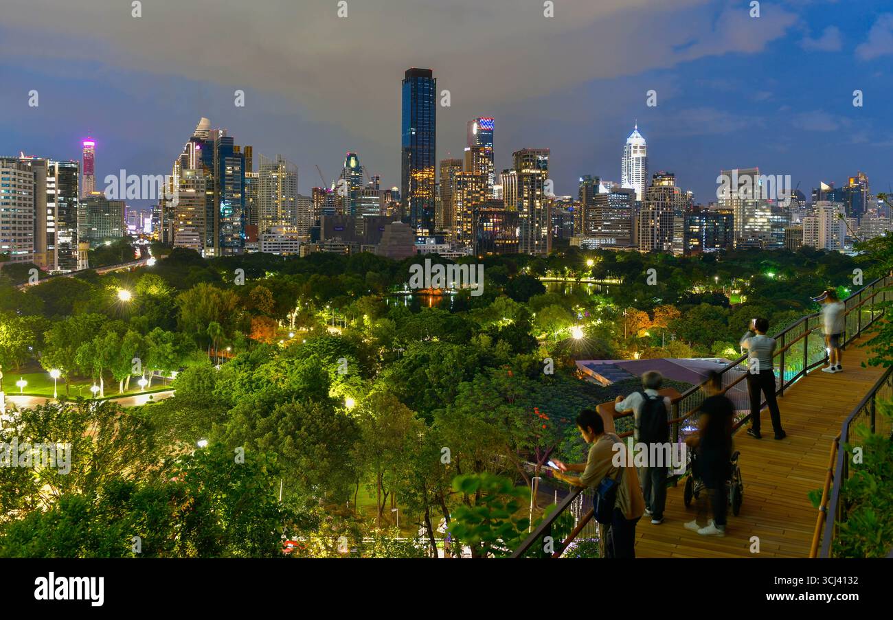 BANGKOK, THAILAND - 3. September ,2025 : Ein Aussichtspunkt zwischen Dusit Arun und Lumphini Parks, Dusit Central Park, dem größten Himmelsgarten Thailands. Stockfoto