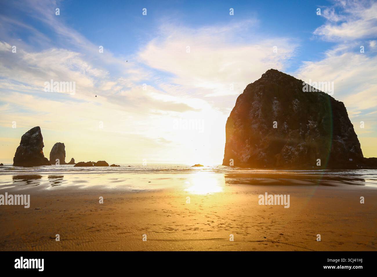 Heuhaufen Rock Sonnenuntergang in Oregon Beach. Das Foto wurde Ende August 2025 aufgenommen. Stockfoto