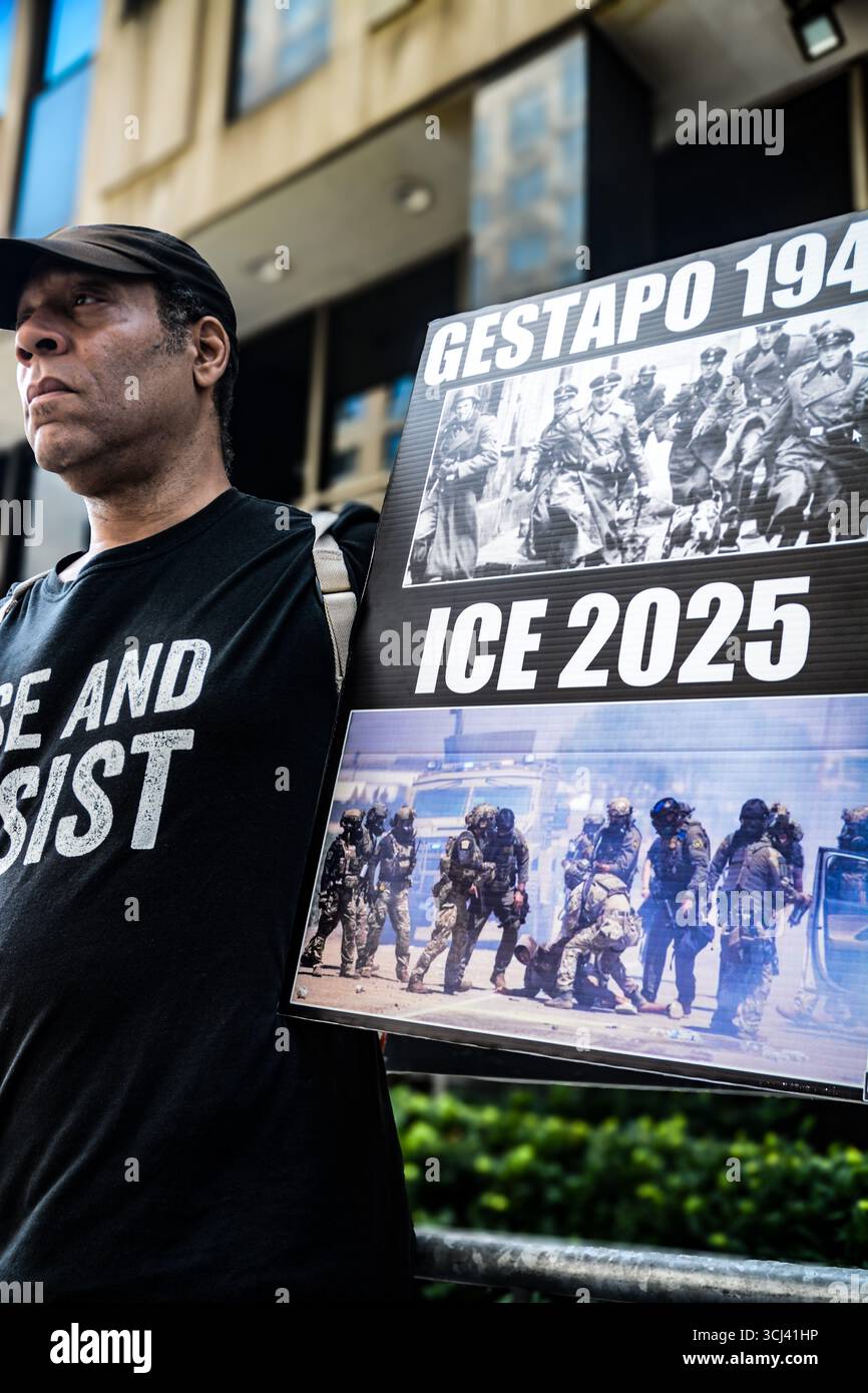 New York, New York, USA. September 2025. Eine Gruppe von Mitgliedern von Rise und RISIST hielt ihre wöchentliche Mahnwache zum Mittagessen im Jacob K. Javits Federal Building ab, in Solidarität mit Einwanderern, die an der Anhörung des Einwanderungsgerichts teilnahmen. Obwohl es kein Untersuchungsgefängnis ist, ist 26 Federal Plaza zu einem Symbol für Massenverschiebungen geworden, die Präsident Trumps Einwanderungsagenda betreffen. (Kreditbild: © Diana Apfelbacher/ZUMA Press Wire) NUR REDAKTIONELLE VERWENDUNG! Nicht für kommerzielle ZWECKE! Stockfoto