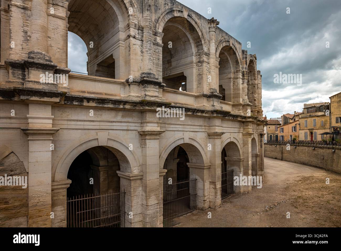 RÖMISCHES AMPHITHEATER (1 JAHRHUNDERT N. CHR.) ARLES PROVENCE FRANKREICH Stockfoto