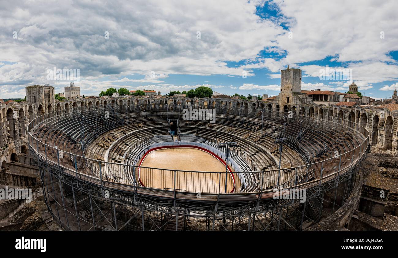 RÖMISCHES AMPHITHEATER (1 JAHRHUNDERT N. CHR.) ARLES PROVENCE FRANKREICH Stockfoto