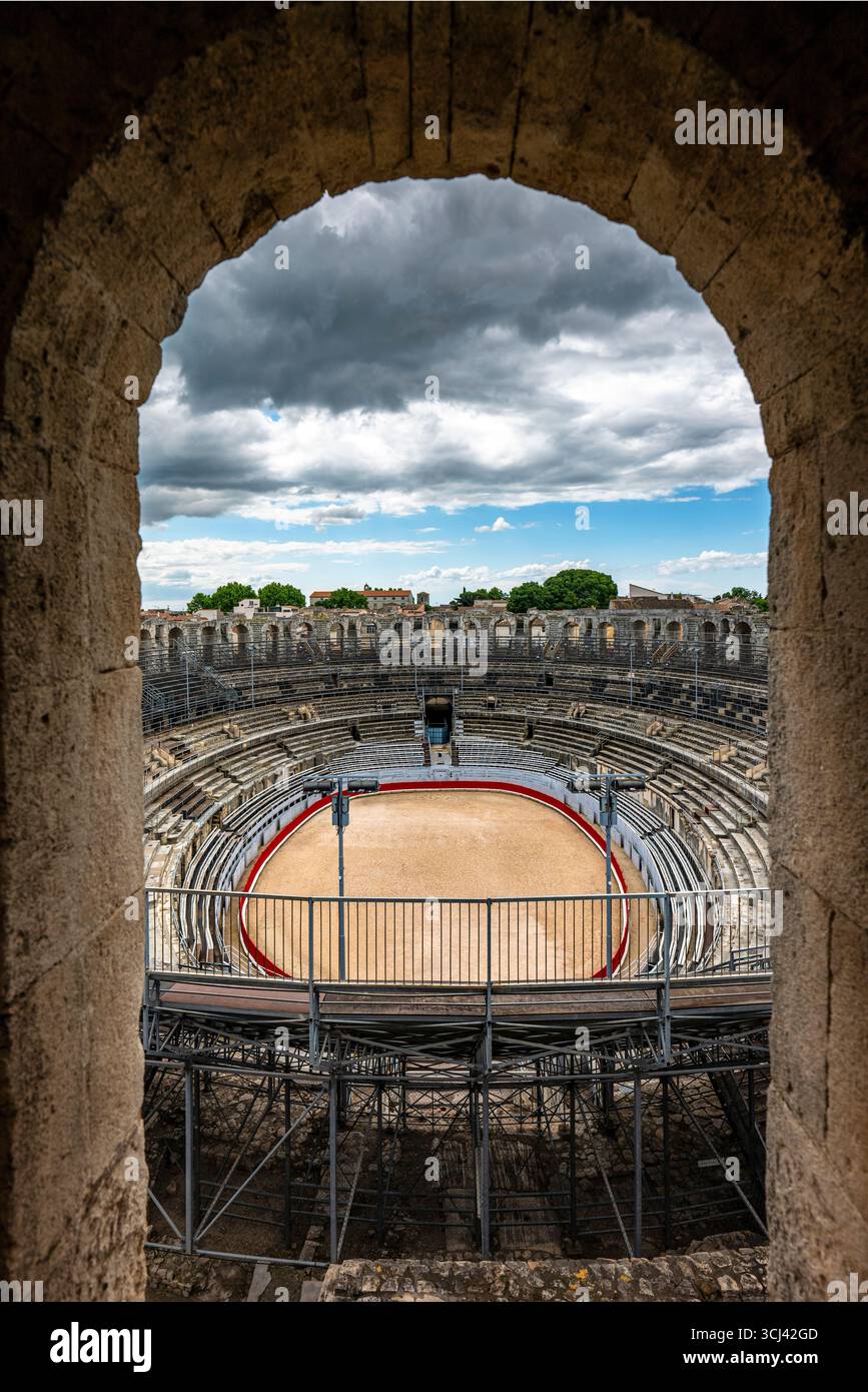 RÖMISCHES AMPHITHEATER (1 JAHRHUNDERT N. CHR.) ARLES PROVENCE FRANKREICH Stockfoto