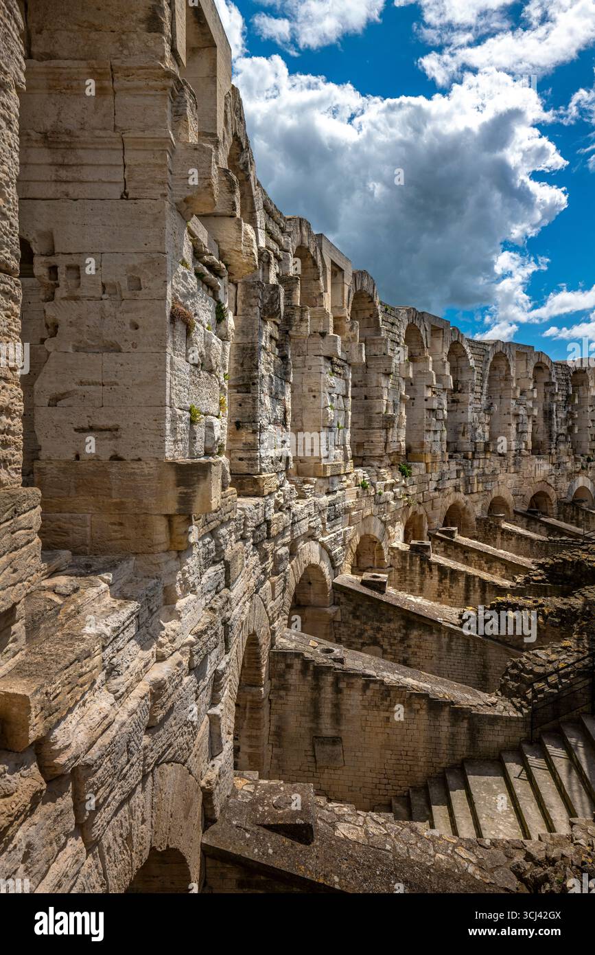RÖMISCHES AMPHITHEATER (1 JAHRHUNDERT N. CHR.) ARLES PROVENCE FRANKREICH Stockfoto