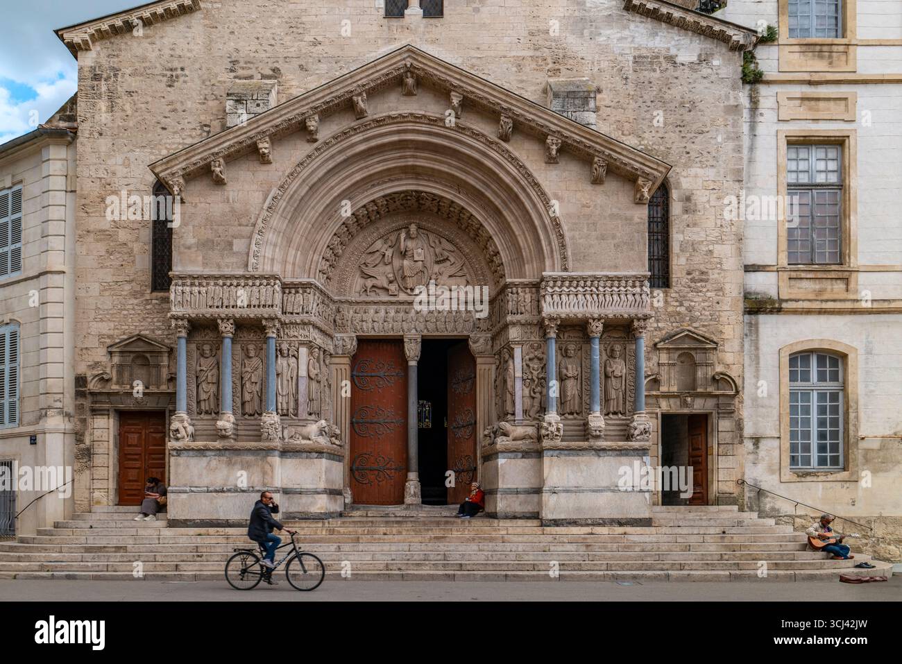 KIRCHE SAINT-TROPHIME (1100) ARLES PROVENCE FRANC Stockfoto