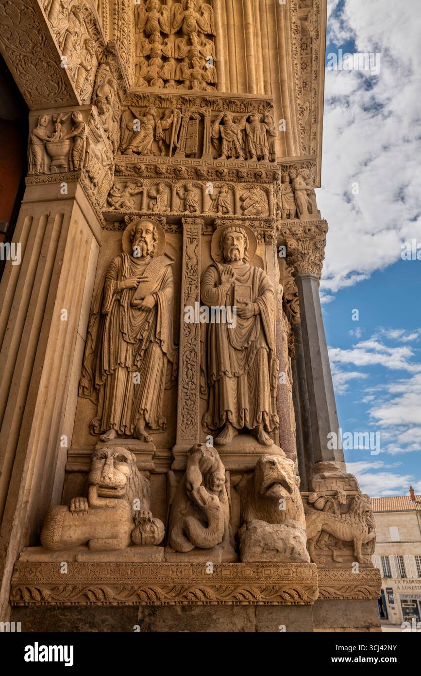 KIRCHE SAINT-TROPHIME (1100) ARLES PROVENCE FRANC Stockfoto