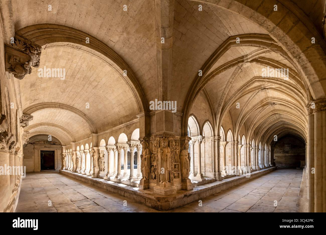 KIRCHE SAINT-TROPHIME (1100) ARLES PROVENCE FRANC Stockfoto