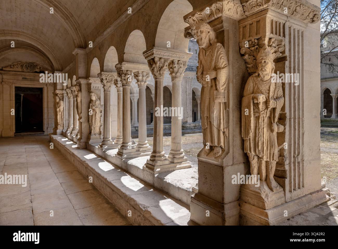 KIRCHE SAINT-TROPHIME (1100) ARLES PROVENCE FRANC Stockfoto