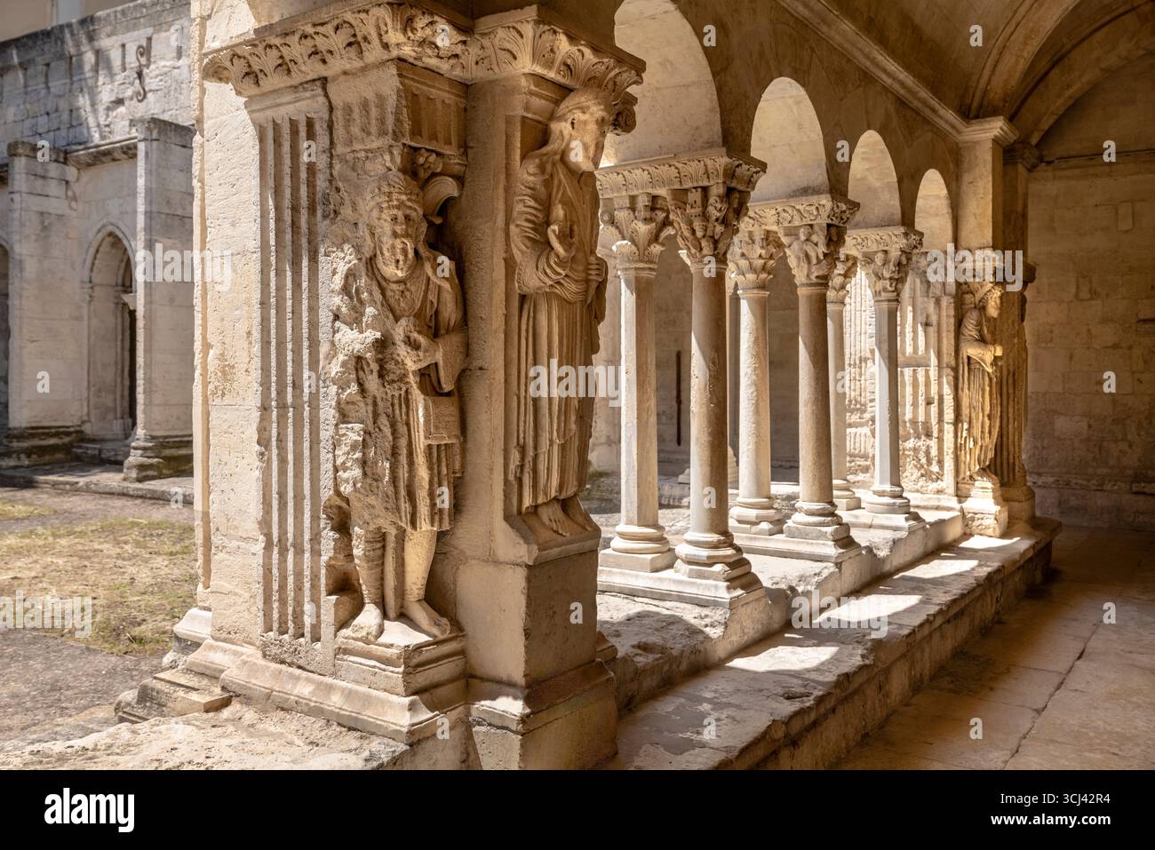 KIRCHE SAINT-TROPHIME (1100) ARLES PROVENCE FRANC Stockfoto