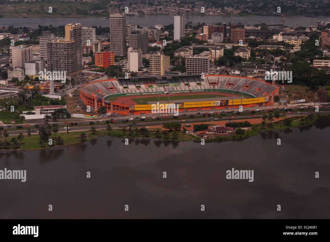 Abidjan, Elfenbeinküste - 16. August 2010: Luftaufnahme von Abidjan und Felix Houphouet Boigny Stadium. Stockfoto