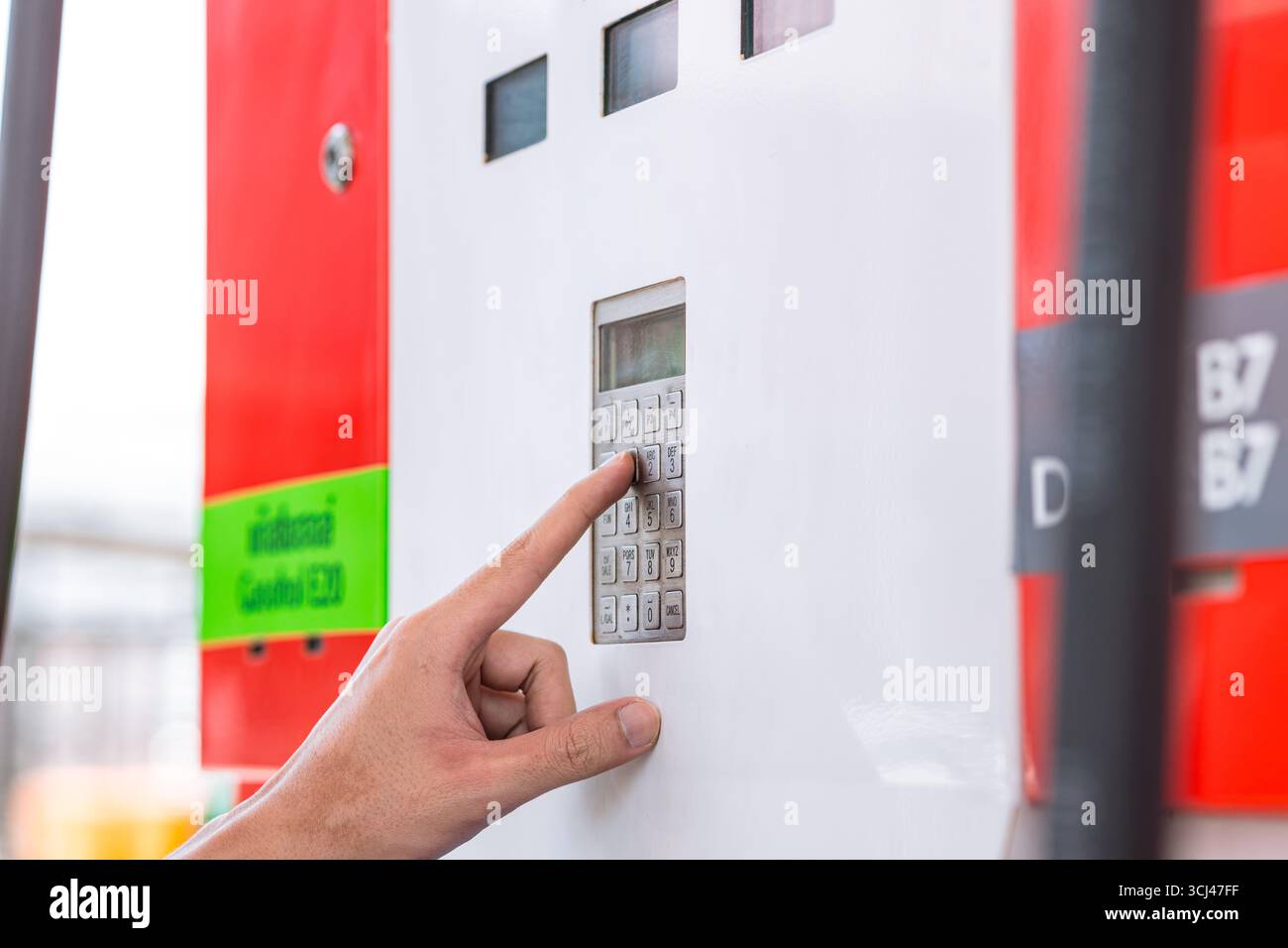 Handfeststeller der Tankstelle Handfestgelegter Kosten Mengenpreis oder Liter Kraftstoff-Limit für das Nachfüllen von Autokraftstoff, Erdölgeschäft Stockfoto