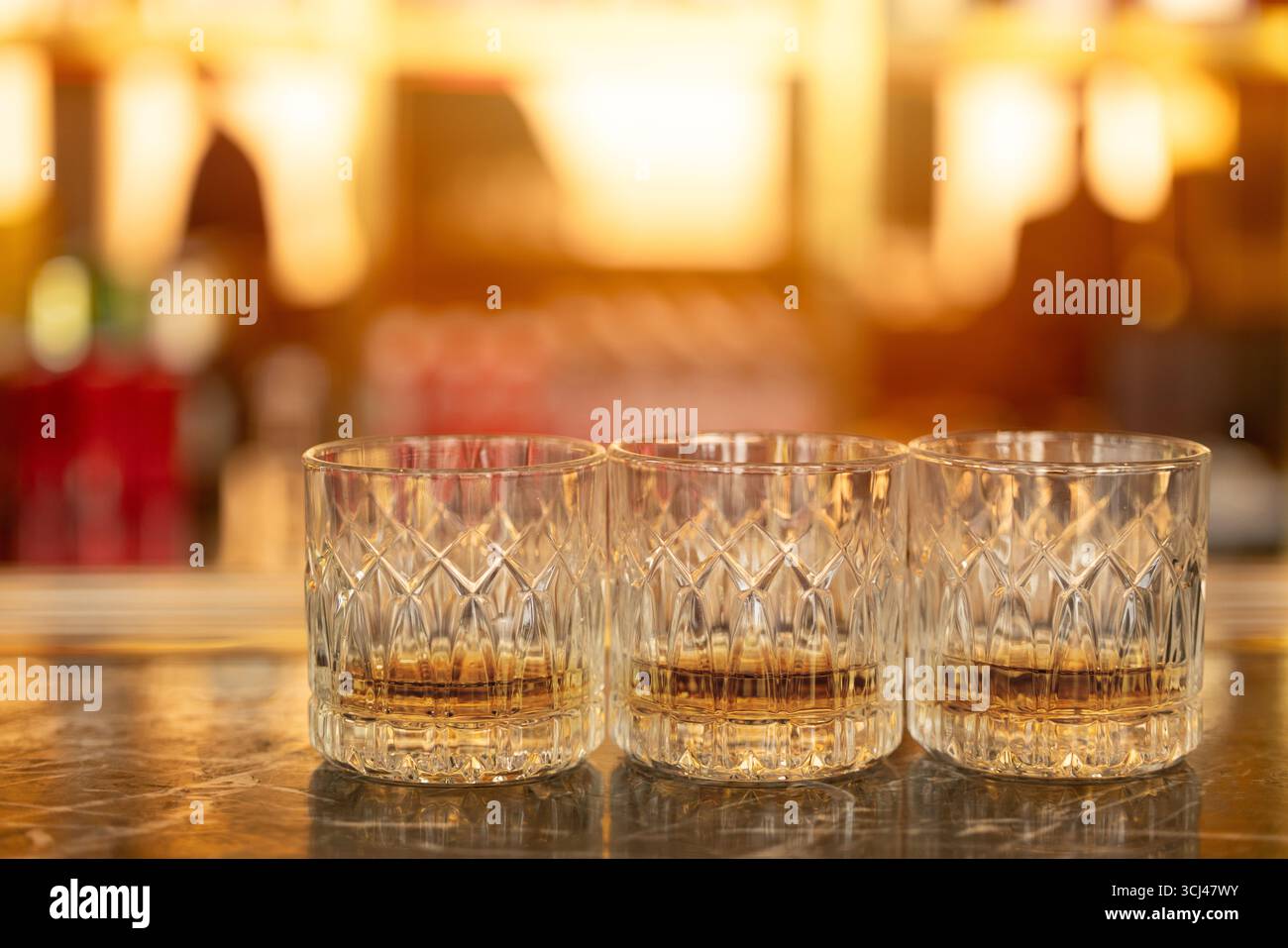 Lowball Gläser, Rocks Gläser, On the Rocks Schnaps Gläser, Luxus Pub Bar Cocktails für Freunde Feier Drinks Partykonzept. Stockfoto