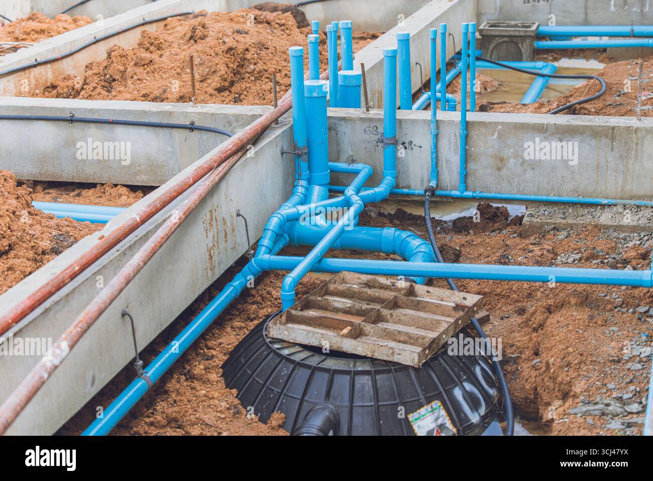 Fundamentbaustelle, Flachfundament Erdgeschoss Pflaster Betonbalken und Pipi-Struktur, Bad Abwassertank Stockfoto