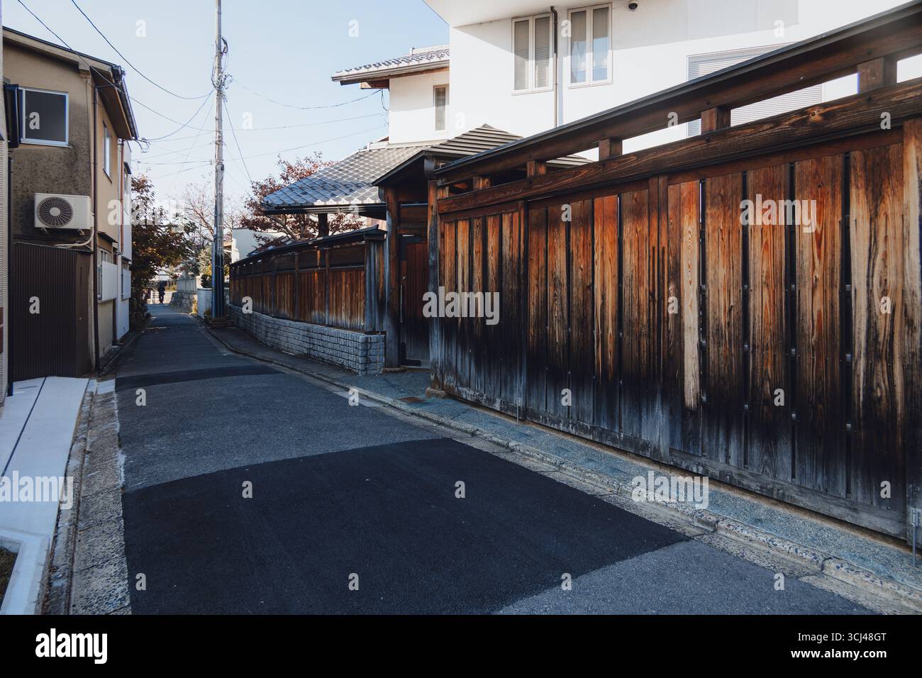 Ruhige Straße in Japan Kyoto, Gion Viertel altes traditionelles hölzernes Haus Gasse Reiseplatz Stockfoto