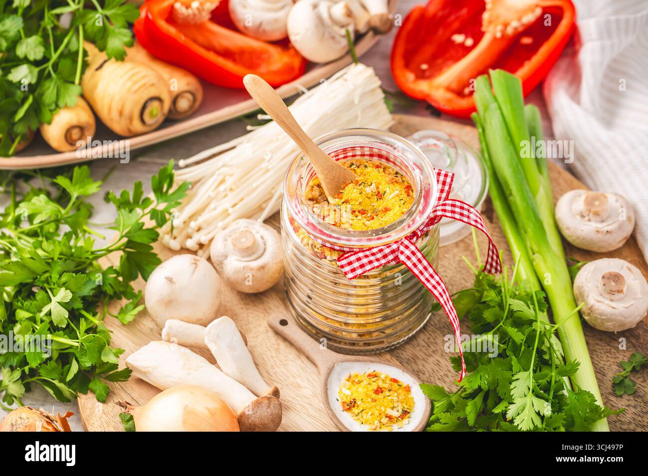 Hausgemachtes Gemüsebrühen-Pulver, Bio-Gemüsebrühe, mit rohem Gemüse, Pilzen und Kräutern Stockfoto