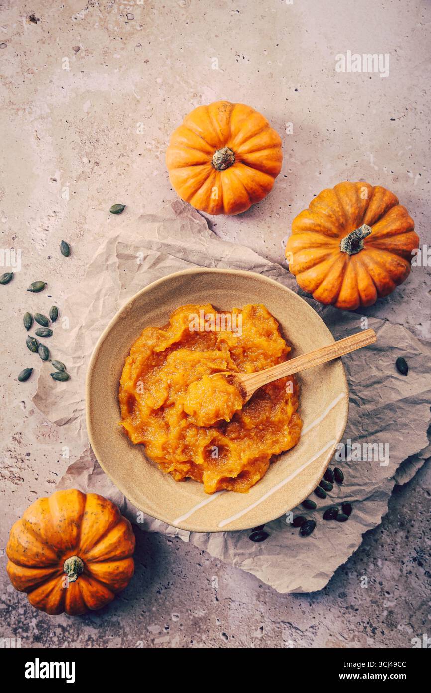 Bio-Kürbispüree mit Orangen. Gebackener Butternusskürbis, pürierter Kürbis Stockfoto