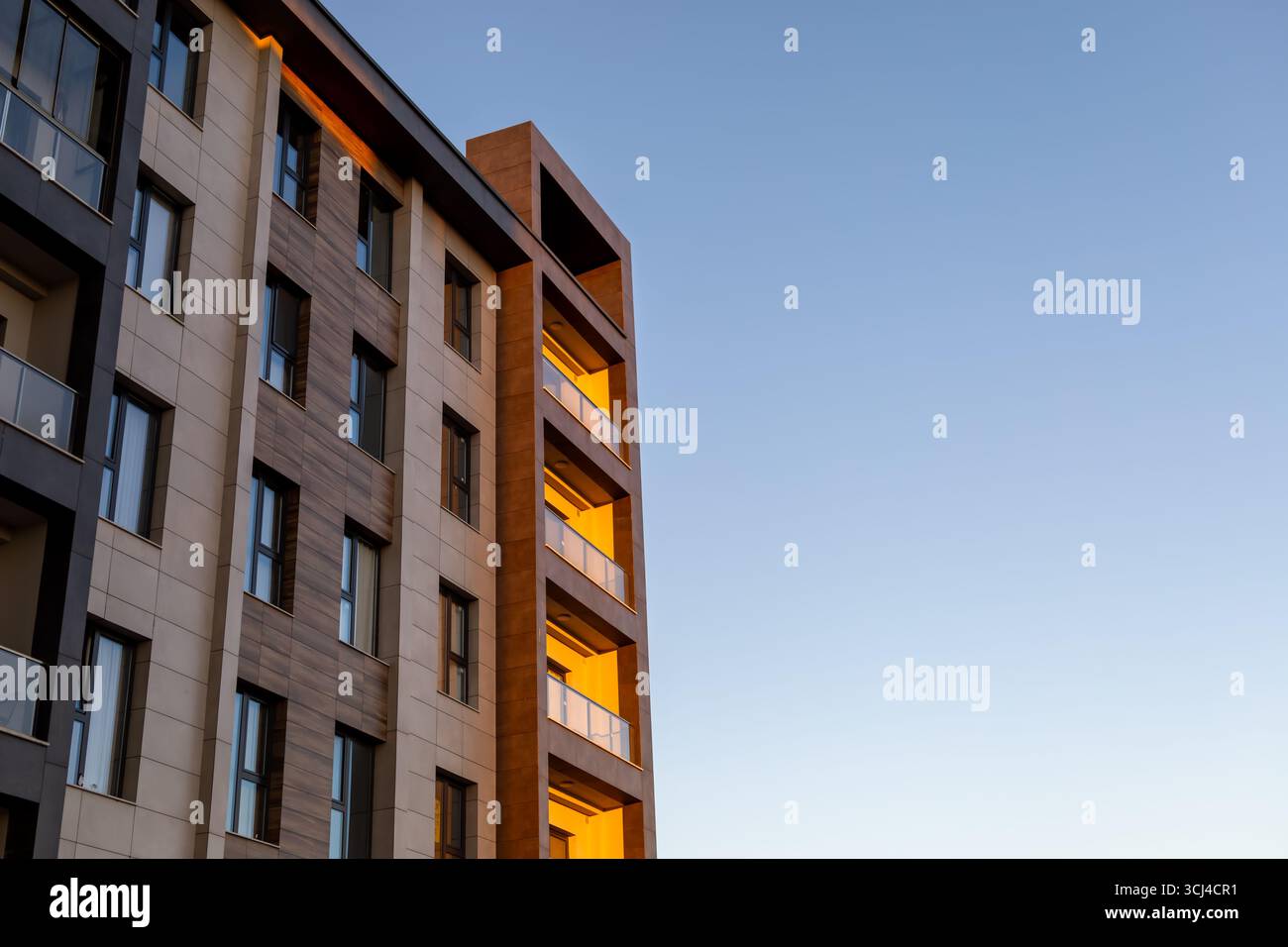 Golden Hour in einem modernen Apartmentgebäude Stockfoto